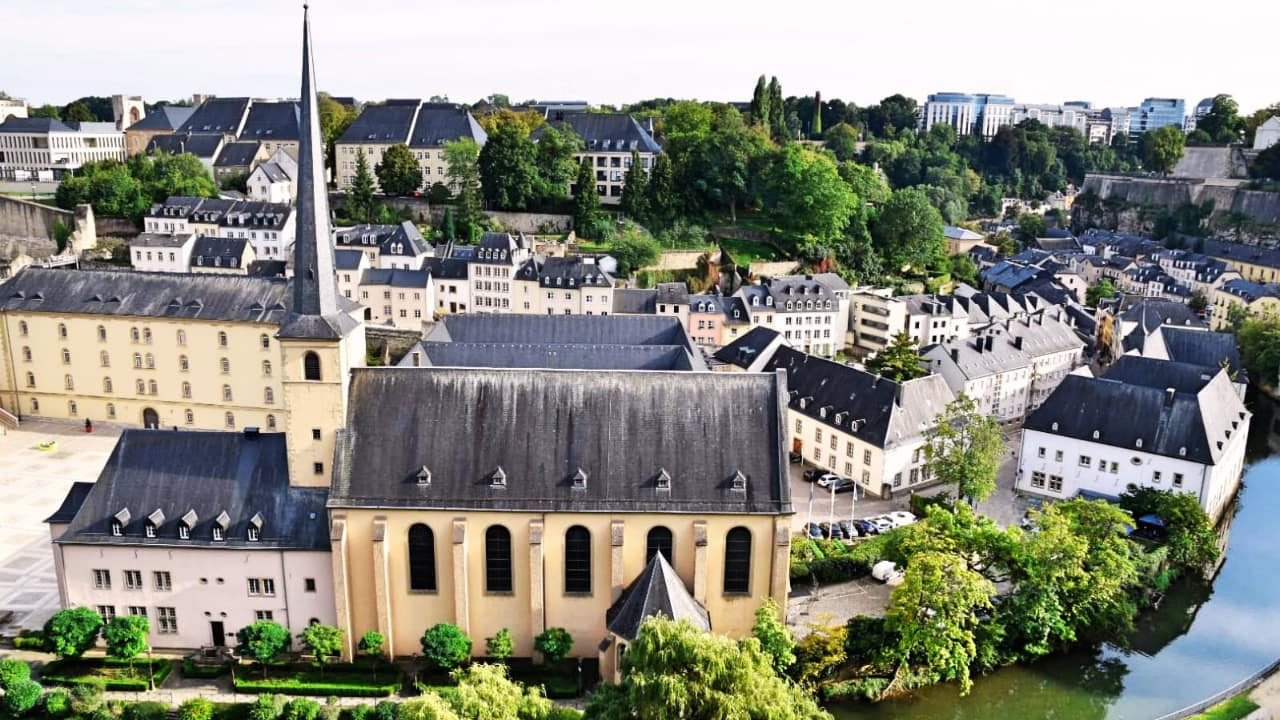 Pemandangan distrik Grund dan lembah Alzette dari Chemin de la Corniche Luxembourg.