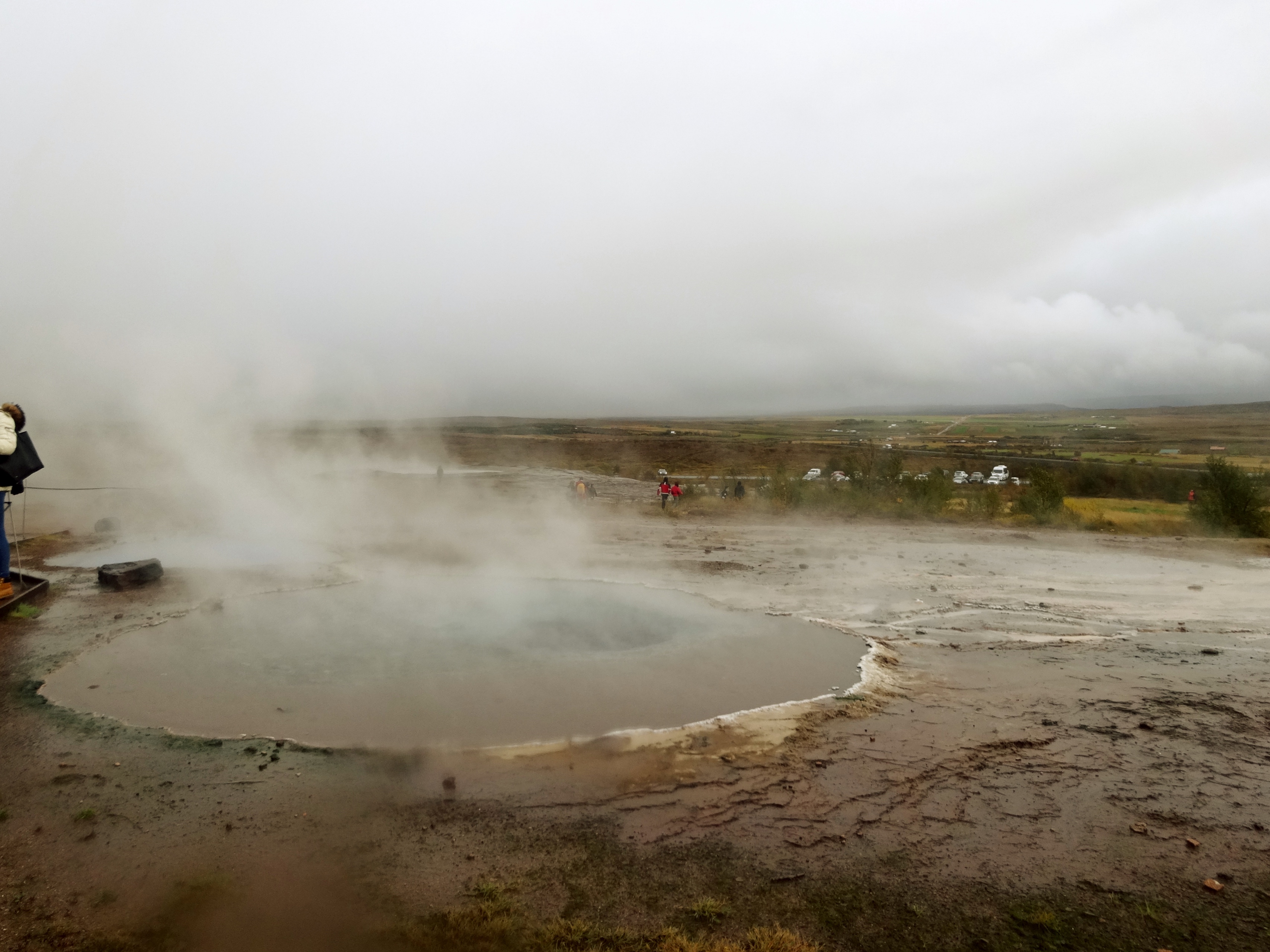 Area Geysir Iceland dengan latar semburan air panas alami geotermal.