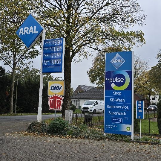 Papan harga bensin di SPBU Jerman dekat perbatasan