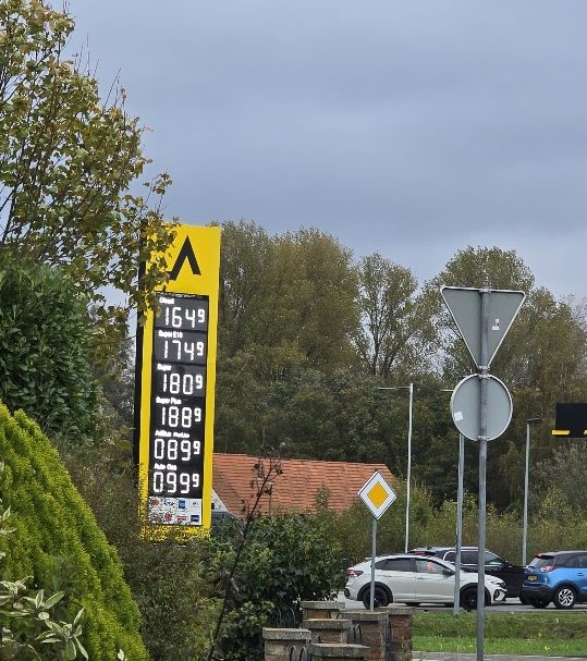 Papan harga bensin di SPBU Jerman dekat perbatasan